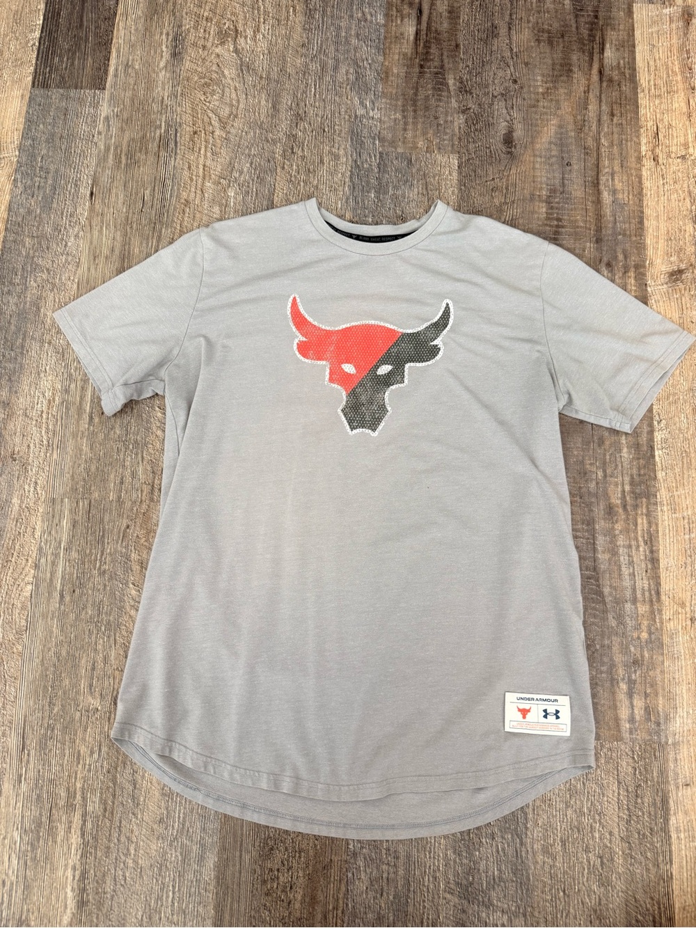 Under Armour Men’s Gray Short Sleeve Tee with Red and Black Bull Logo Large